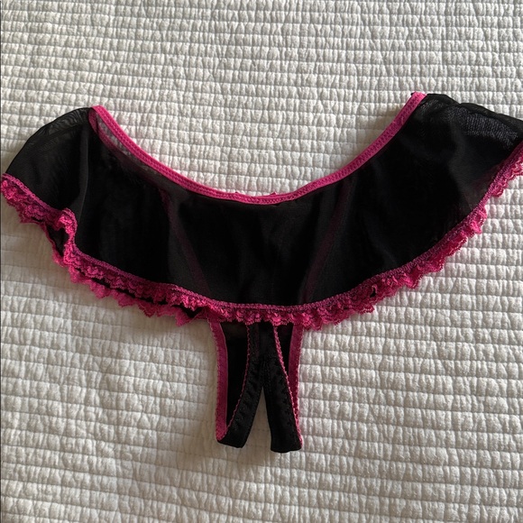 Black & Pink Ruffles - Picture 2 of 3